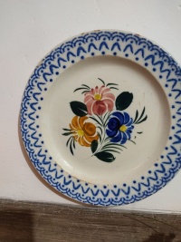 Piatto antico con decoro floreale